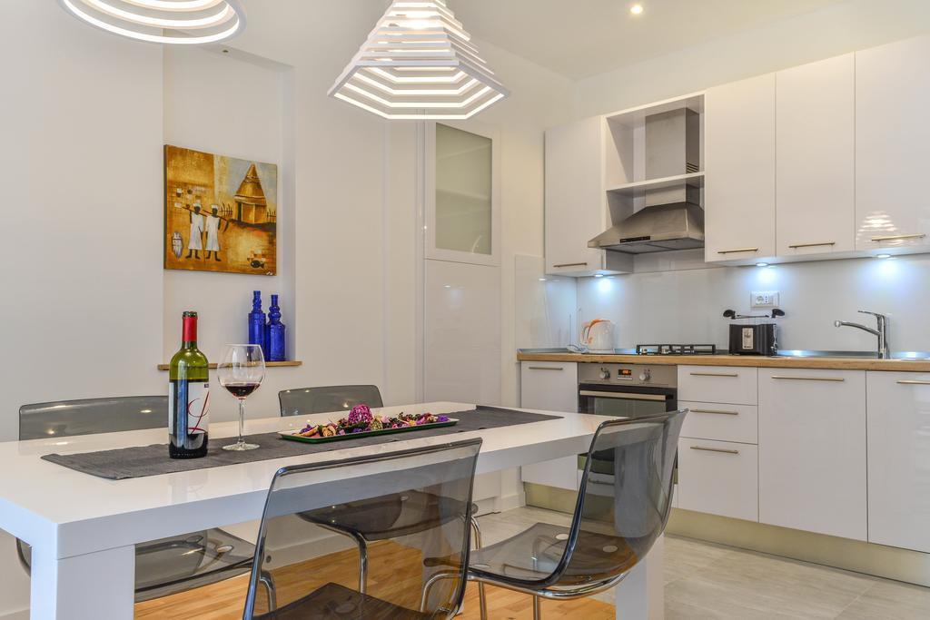 Le Monde Apartment Split Bilik gambar